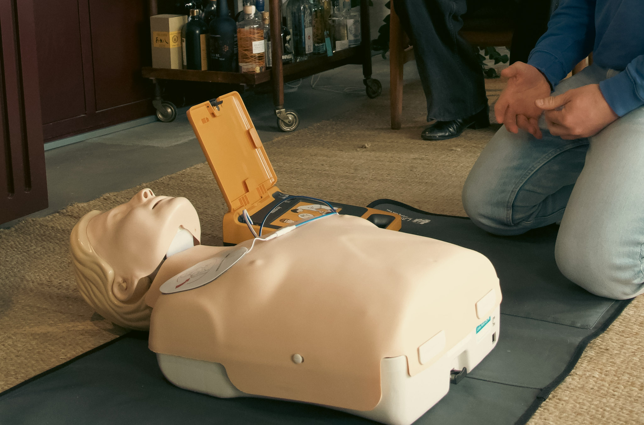 AED Schulung: praxisnahe Übung mit Defibrillator und Reanimationspuppe direkt vor Ort