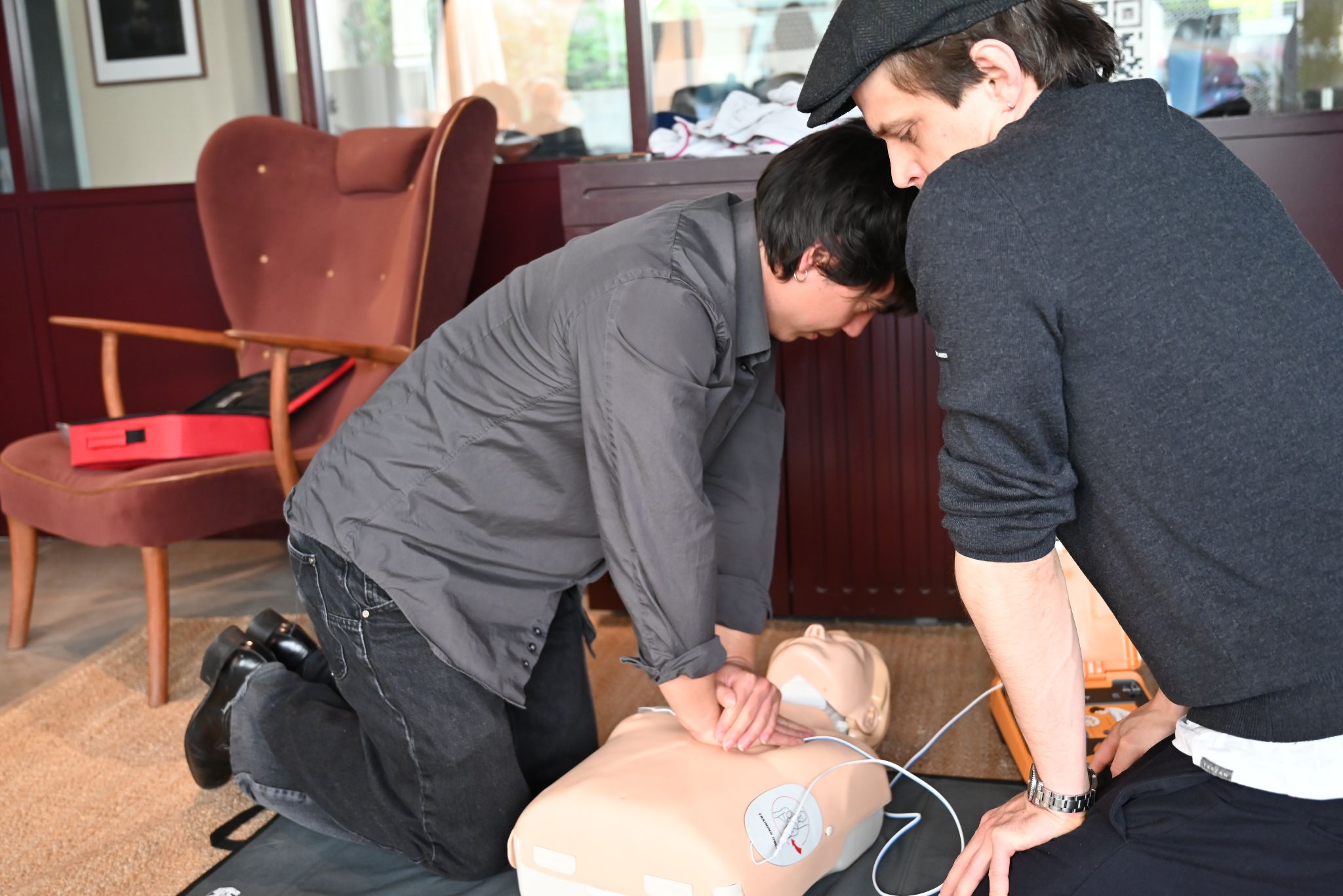 Erste-Hilfe-Training mit Defibrillator: Zwei Personen üben die Wiederbelebung und den Einsatz des Mindray AED an einer Reanimationspuppe.